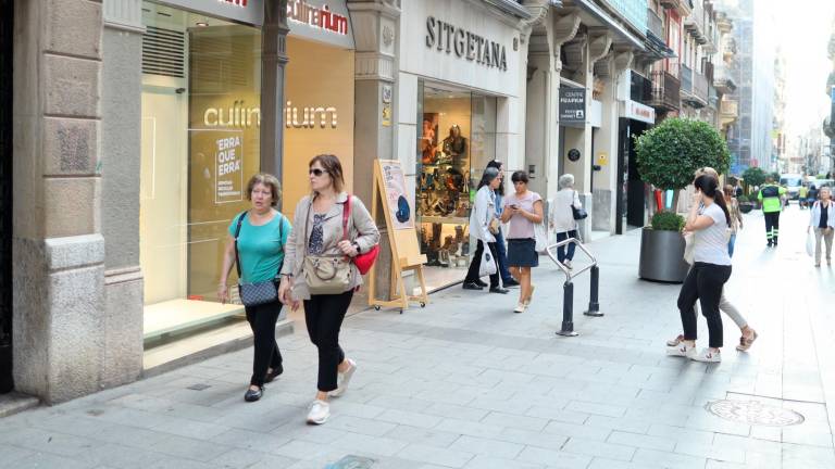 Gente paseando por la arteria comercial de la calle Llovera de Reus, este pasado mes de agosto. foto: Alba Mariné