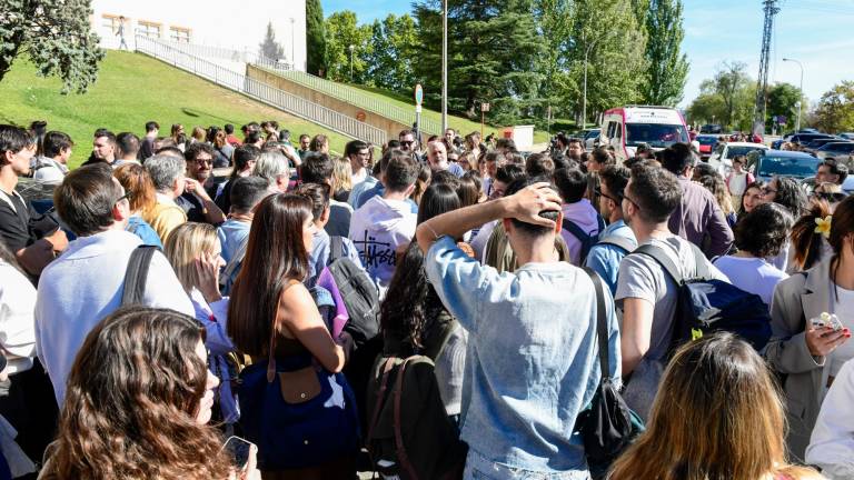 Decenas de trabajadores y opositores se han concentrado para protestar por la presunta filtración. Foto: EFE