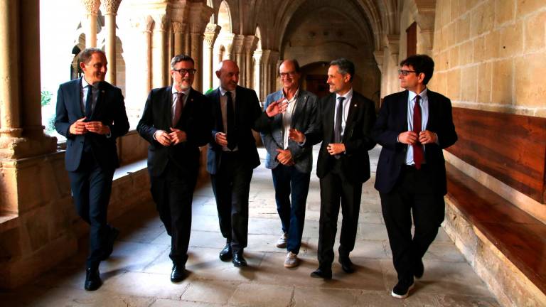 El delegado del gobierno español en Catalunya, Carlos Prieto, el subdelegado de Lleida, José Crespín, el subdelegado en Tarragona, Santiago Castellà, y el subdelegado en Girona, Pere Parramon, entre otros, en el Monasterio de Poblet. Foto: ACN