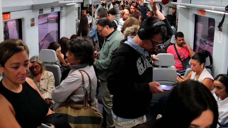 Un tren de la R2 Sur en dirección a Barcelona lleno hasta los topes entre Cubelles y Vilanova i la Geltrú. Foto: ACN