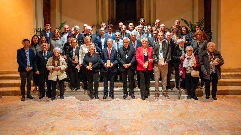 Los premiados de cada asociación y sus presidentes en los Premis a la Fidelitat 2024. Foto: Marc Bosch