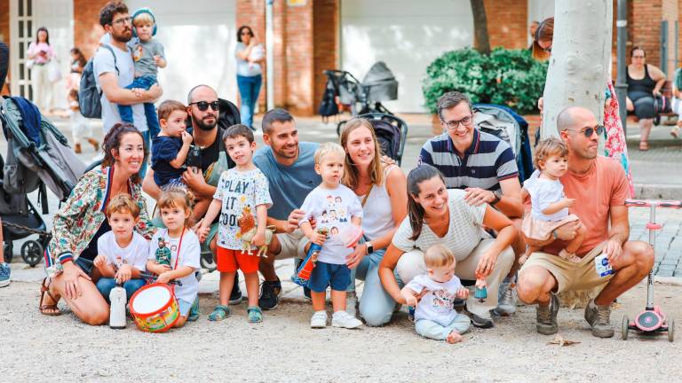 $!Un grup de famílies mirant el Seguici Festiu al passeig de Misericòrdia. FOTO: Alba Mariné