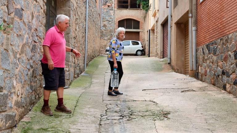 Veïns de Riudecanyes amb garrafes d’aigua, el passat mes de setembre. Foto: Alba Mariné