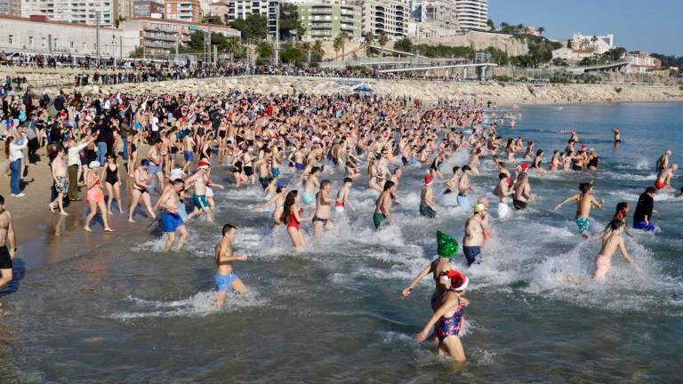 Imagen de la gente bañándose en la playa del Miracle de Tarragona. Foto: Marc Bosch