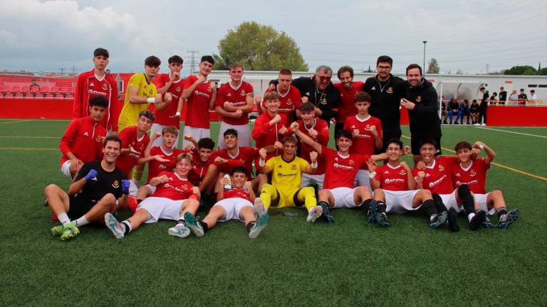 El Cadete A del Nàstic celebra el triunfo ante el FC Barcelona en la Ciutat Esportiva de Campclar. Foto: Nàstic