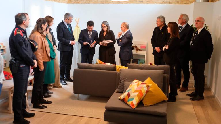 Isabel Carrasco, en el centro de la imagen junto a Pere Aragonès. Foto: Alba Mariné