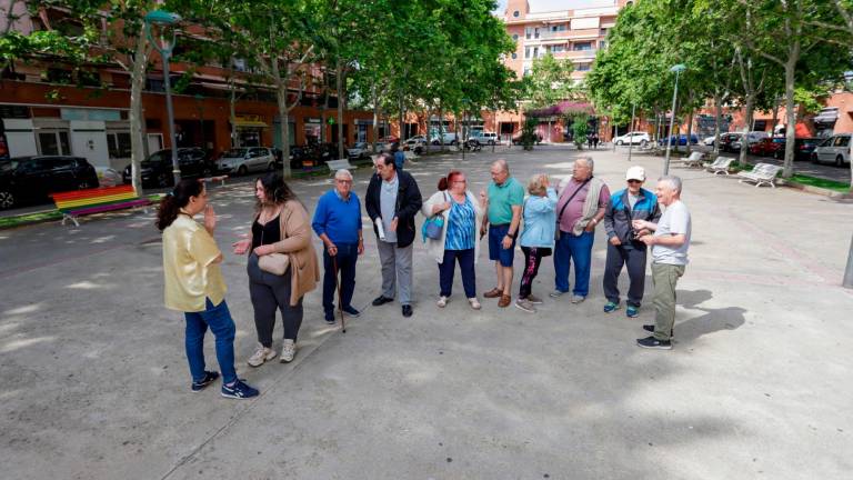 Un grupo de vecinos de la Plaça García Lorca de Torreforta. Foto: Marc Bosch