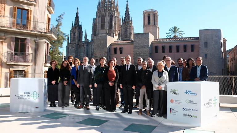 Foto de familia del acto de constitución del HUB Alzheimer Barcelona. foto: 06 firma Foto