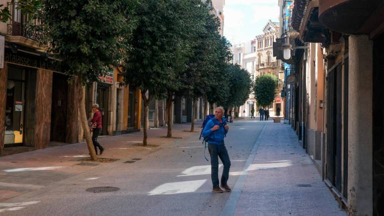 El aspecto que muestra el tramo entre la calle de Santa Anna y la plaza de Catalunya, casi acabado y pendiente de mobiliario. Foto: Fabián Acidres