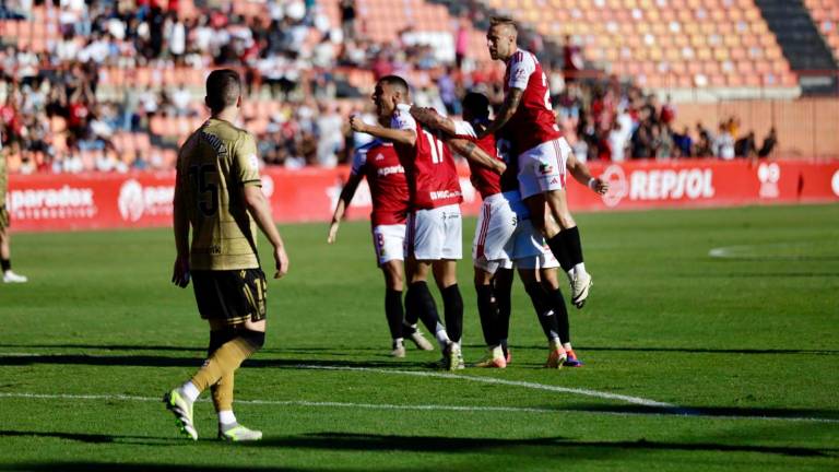 El ‘9’ del Nàstic, Antoñin, rodeado de sus compañeros al celebrar uno de los dos goles que marcó a la Real Sociedad B. Foto: Marc Bosch