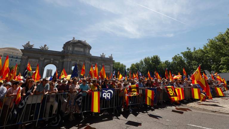 Vista de la manifestación contra Pedro Sánchez y la ley de amnistía convocada por el PP, este domingo en Madrid. Foto: EFE