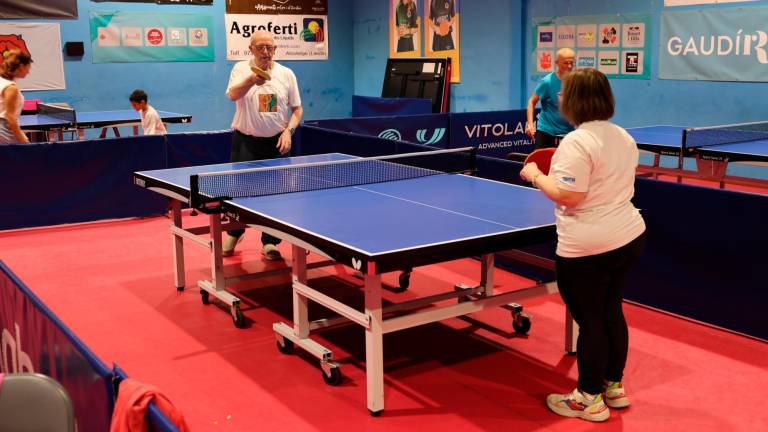Vicente Montolio, que tiene Parkinson y ha empezado a practicar el tenis de mesa hace pocos días, hoy, jugando con su hija Eva. Foto: Alba Mariné