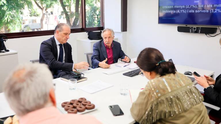 El director de zona de BBVA en Tarragona, Carles Riado y el director del anuario, Josep Oliver, catedrático emérito de Economía Aplicada de la UAB. Foto: Cedida