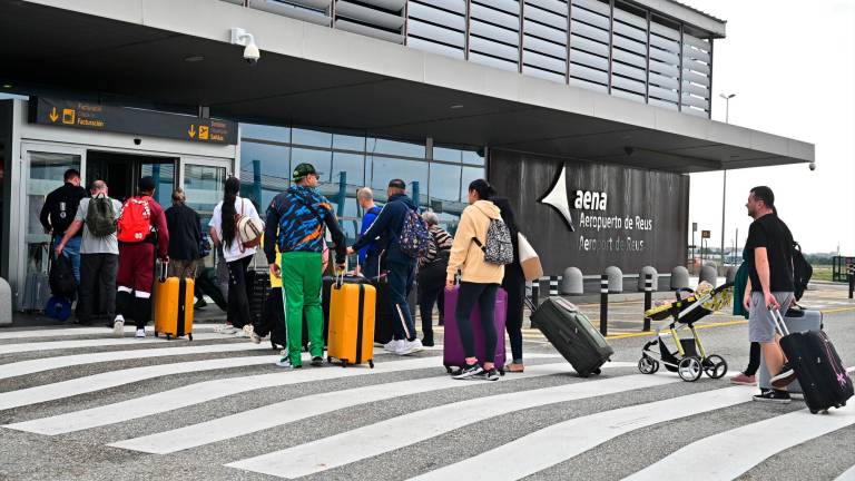 Viatgers arribant a l’Aeroport de Reus. Foto: Alfredo González