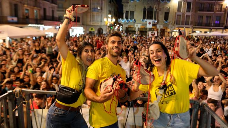 Membres del Col·lectiu del Masclet i el públic rebent les botes a la plaça del Mercadal plena. Foto: Alba Mariné