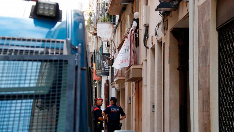 Agentes de los Mossos d’Esquadra durante la ejecución del desahucio. Foto: ACN