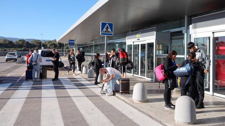 Pasajeros esperando transporte en el exterior de la zona de llegadas del Aeropuerto de Reus, a inicios de la campaña turística. Foto: Alba Mariné