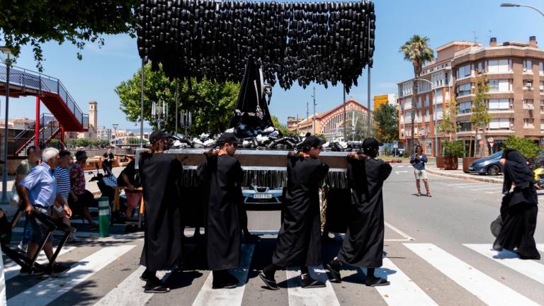 La performance de la Santa Baldana a Tortosa, el passat juny. Foto: Sarah Pérez