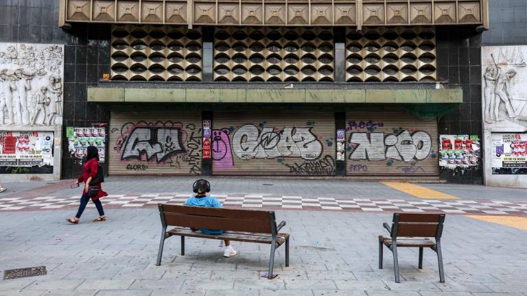 El edificio será limpiado de toda la cartelería que hay en la parte baja. foto: Àngel ullate