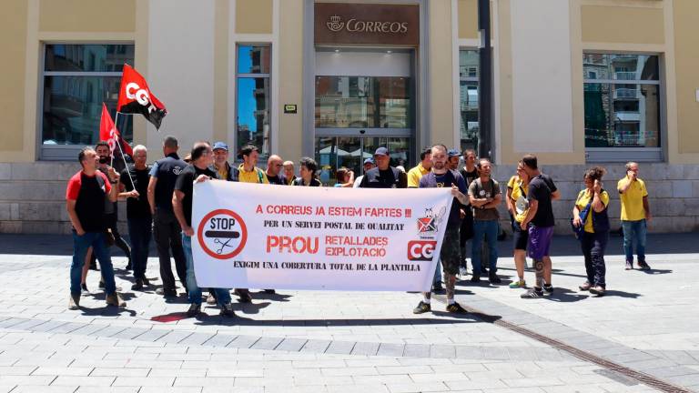 Una veintena de trabajadores de Correos concentrados frente a la oficina de la plaza Corsini de Tarragona. FOTO: ACN