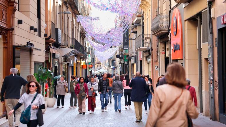 $!Al carrer Monterols ja s’han començat a instal·lar les cortines de llums, de material ‘glitter’, que també brillen durant el dia. FOTO: Alba Mariné