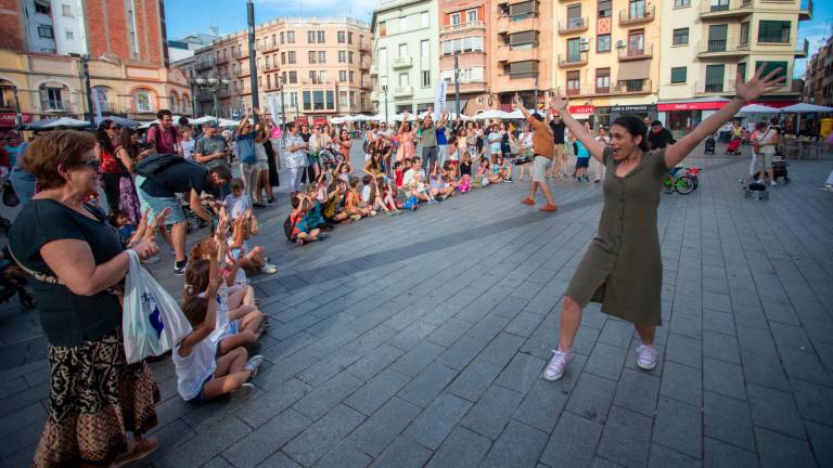 La plaza Corsini fue el escenario del arranque de la tarde, con ritmos que motivaron y animaron a los asistentes. Foto: Marc Bosch