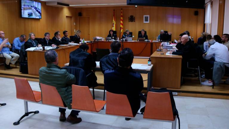 Vista general de la sección II de la Audiencia de Tarragona al inicio del juicio oral por el caso del fraude en los exámenes del carnet de conducir vinculado a las autoescuelas Roquetes-Temple. Foto: ACN