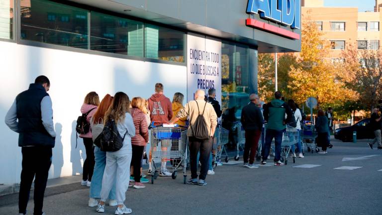 Colas de padres y madres en un establecimiento Aldi. Foto: cedida