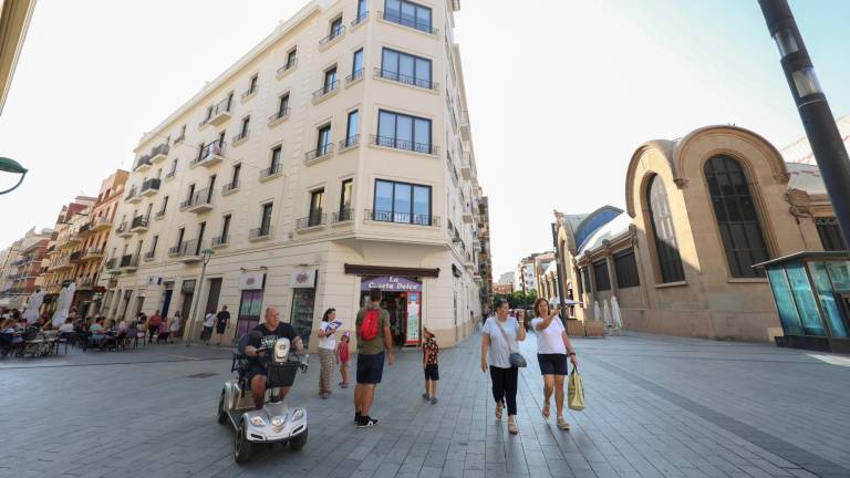 Algunas empresas han comprado edificios, como este de Corsini, para crear, en este caso, apartamentos turísticos. Foto: Àngel Ullate