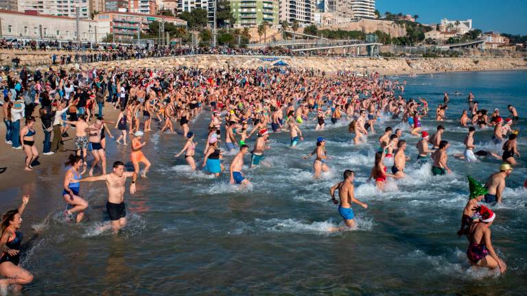 Algunos de los participantes solo se mojaron las piernas. Foto: Marc Bosch