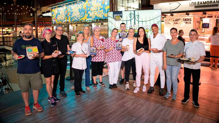 La concejal Montse Adan, con la mayoría de paradas participantes en el Mercat de Nit. foto: Cedida