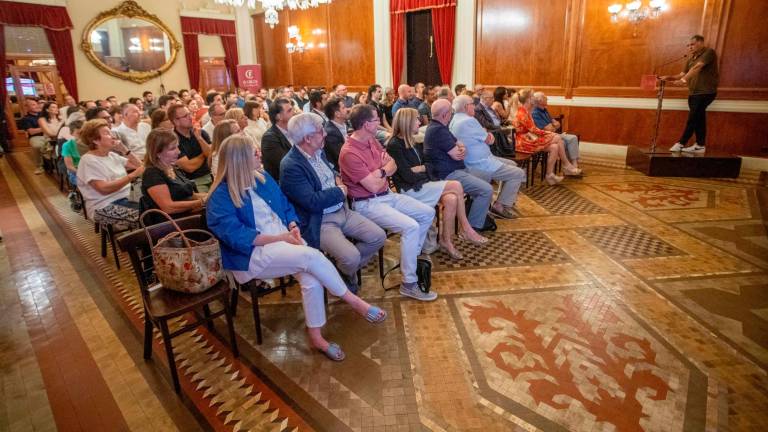 Més de 120 persones assiteixen a la conferència de Toni Nadal al Círcol de Reus. foto: MARC bosch