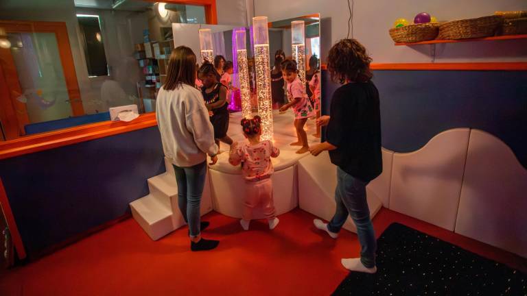 Tres niñas prueban el aula multisensorial de ‘El Ninot’ en Campclar. FOTO: Marc Bosch