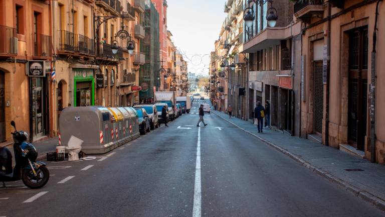 Son muchos los locales vacíos y abandonados que hay actualmente en la calle Apodaca. Foto: Marc Bosch