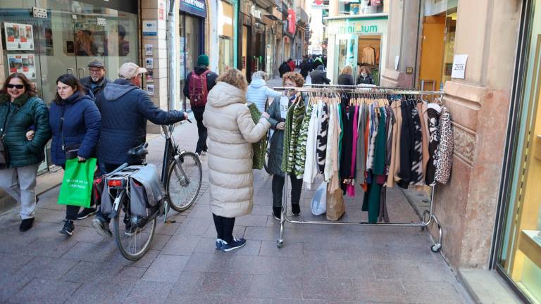 La calle de Jesús acoge algunos de los comercios participantes en ‘Les Botigues al Carrer’. Foto: Alba Mariné