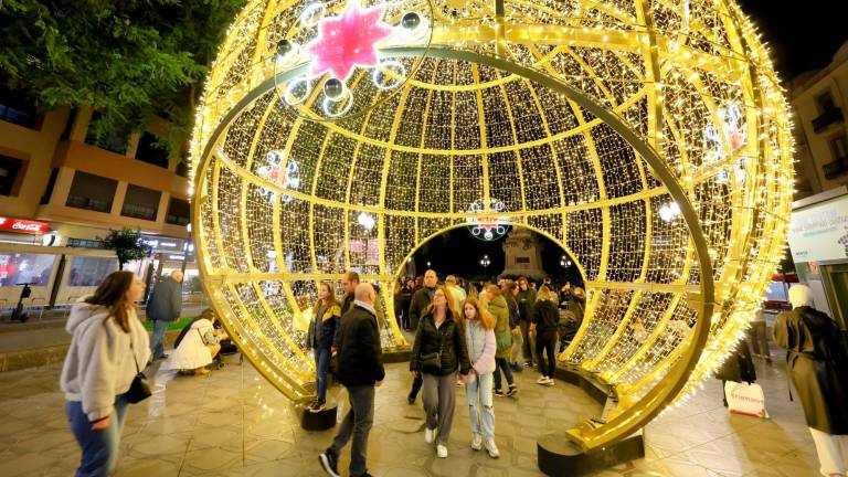 Las luces de este tramo de la Rambla Nova se han encendido este viernes. Fotos: Àngel Ullate