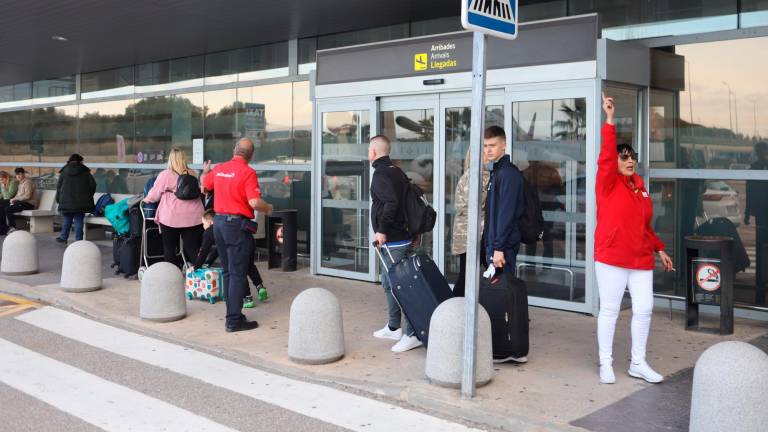 Pasajeros llegando al Aeropuerto de Reus en los primeros compases de la temporada alta, que arrancó el 26 de marzo. Foto: Alba Mariné