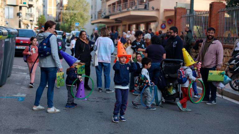 Els nens i nenes de l’Escola Prat de la Riba, gaudint del tram de l’avinguda davant del centre. Foto: Alba Mariné