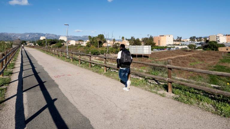 La Via Verda, amb l’Institut Dertosa al fons. foto: Joan Revillas