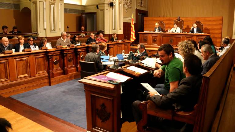 Jordi Collado (ECP), en primer plano, durante un pleno municipal celebrado en la Diputació de Tarragona. Foto: ACN