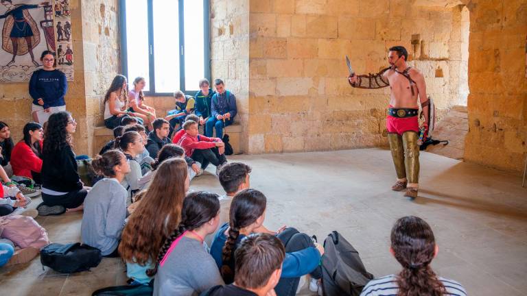 Instante en el que una de las clases de gladiadores lleva a cabo su exposición ante el alumnado. Foto: Rafa Pérez/Tarraco Viva