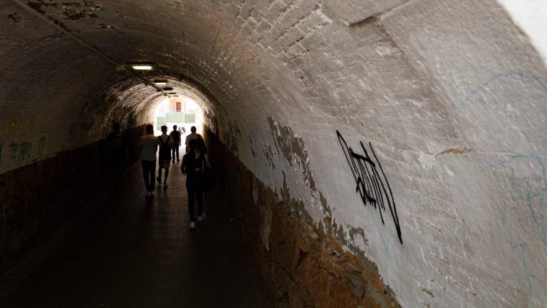 $!Pequeño túnel subterráneo en la calle de la estación. Foto: Àngel Ullate