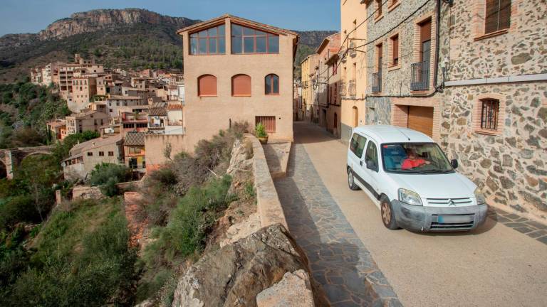 La Vilella Baixa reparteix garrafes d’aigua un cop per setmana a la població. FOTO: Marc Bosch