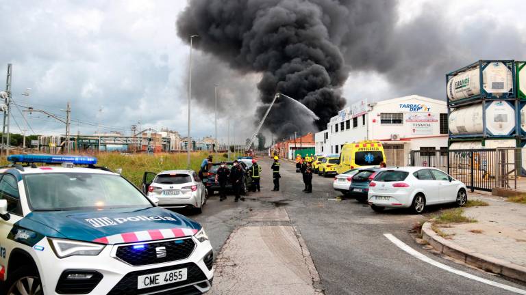 El incendio se inició a media tarde del sábado en una nave ddle polígono Entrevies de Tarragona. Foto: ACN