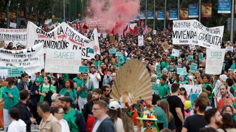 Miles de personas han salido a las calles de la capital para exigir rebajas en los precios del alquiler. Foto: EFE