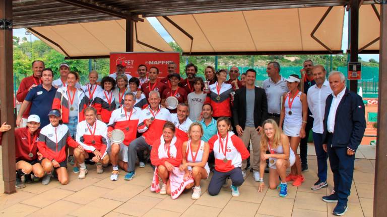 Los seleccionados catalanes, con sus medallas, durante la entrega de trofeos. Foto: Cedida