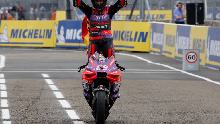 Jorge Martín celebra su segunda victoria de la temporada en el circuito de Le Mans (Francia). foto: EFE/EPA/YOAN VALAT