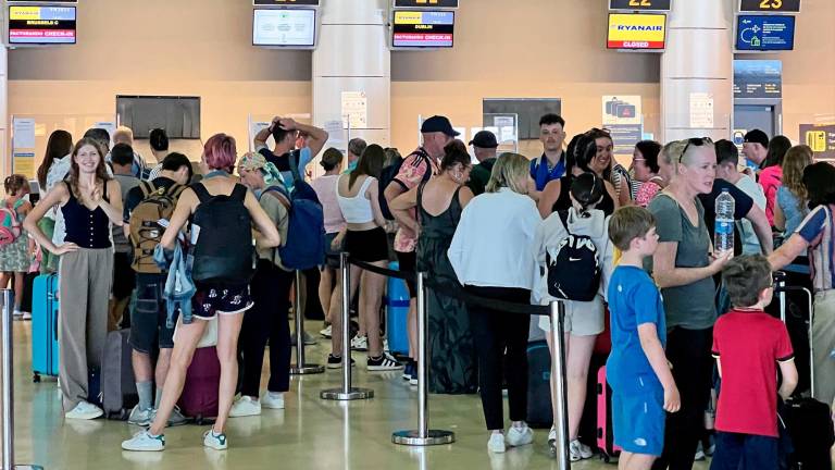 Numerosos usuarios del Aeropuerto de Reus, ayer, que se vieron afectados por esta crisis mundial. foto: alfredo gonzález