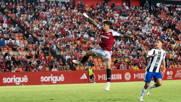 Óscar Sanz gana un duelo aéreo en el Nou Estadi. Foto: Nàstic