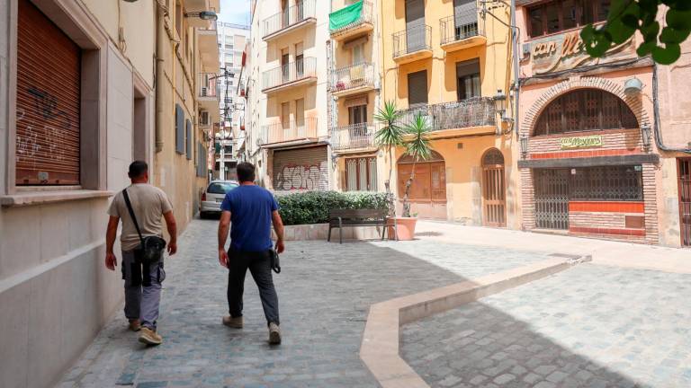 La pelea de este lunes entre los okupas fue en la plaza de David Constantí. FOTO: Alba Mariné